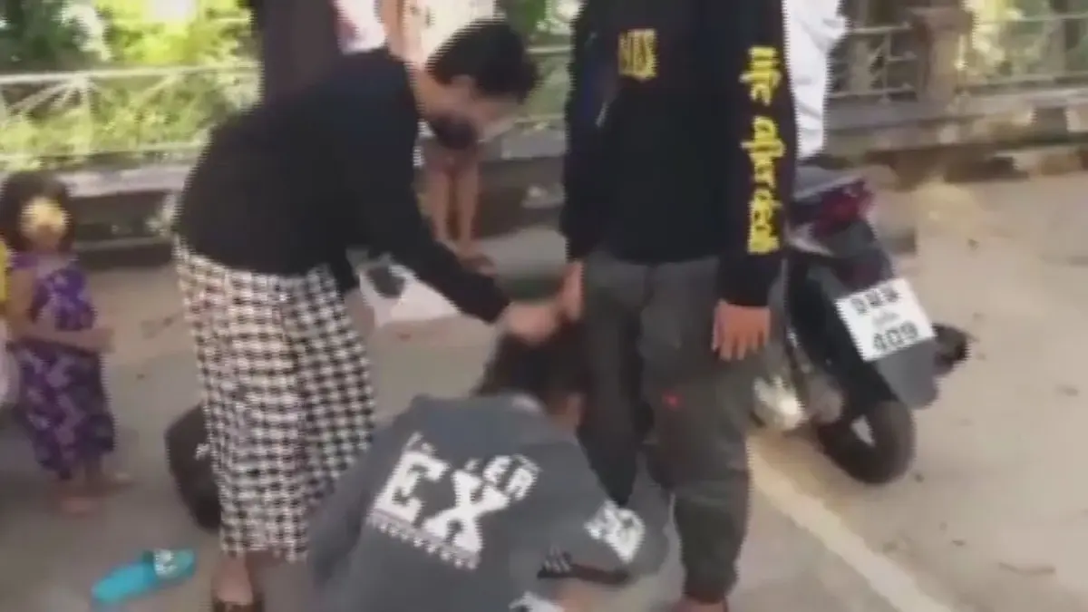 แม่ร้อง! ลูกพิการถูกสาวสองดึงตก จยย.ก่อนตบ-เตะซ้ำ วอนขอความเป็นธรรม