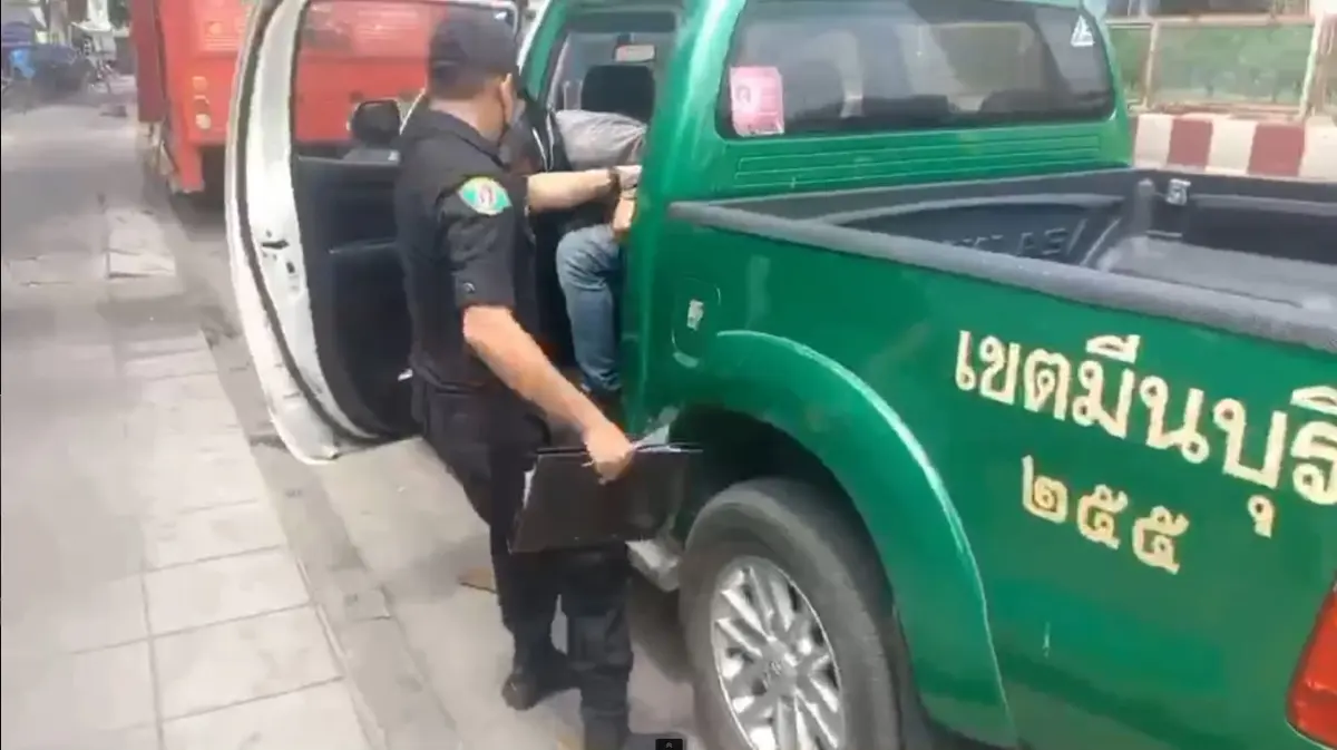จับปรับ!! หนุ่มฉุนจัด ปลดทุกข์ใส่กระบะเทศกิจ มีนบุรี