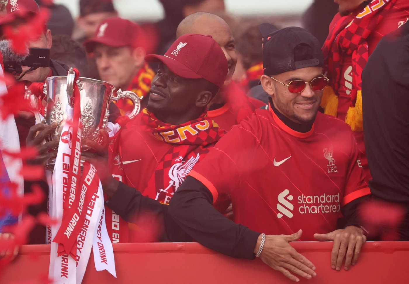 ประมวลภาพ "หงส์แดง" แห่ฉลองดับเบิ้ลแชมป์ชื่นมื่น