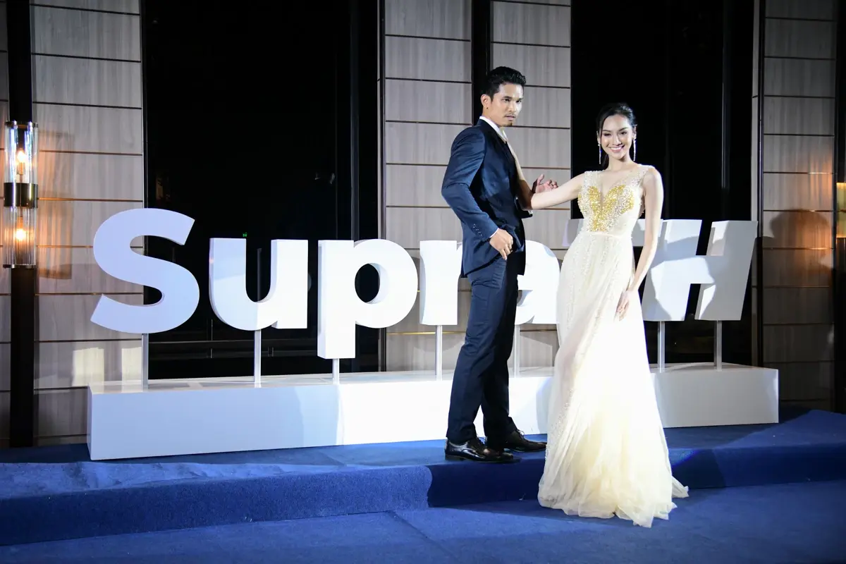 30 หนุ่มสาว “ซูปร้า ไทยแลนด์ 2022” อวดโฉมทักซิโด้-ราตรี วิบวับบนบลู คาร์เพท