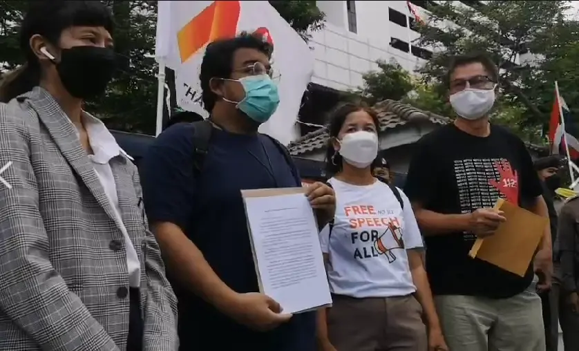 กลุ่มคณะราษฎรยกเลิก 112 จัดกิจกรรมส่งเสียงถึงศาล ส่งสารถึงเพื่อน เรียกร้องให้ปล่อยนักโทษการเมือง 