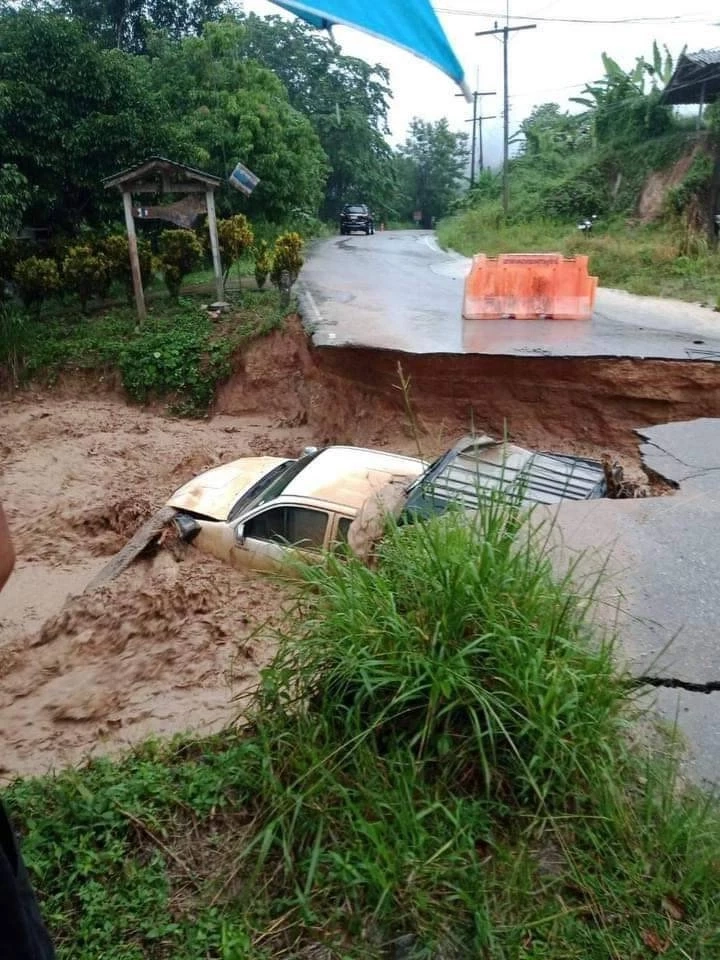 โคลนถล่ม หลังฝนตกหนักในพื้นที่ ม.11 ต.ตะกุกเหนือ อ.วิภาวดี จ.สุราษฎร์ 