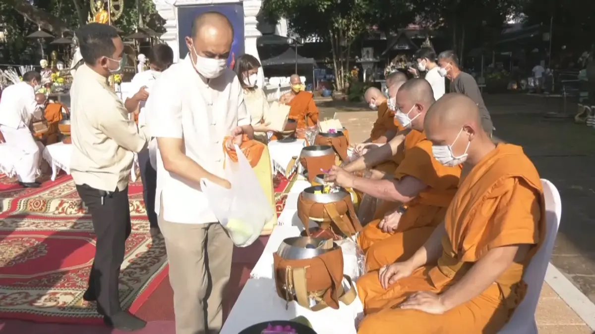 ผู้ว่าฯเชียงใหม่ นำปชช. ตักบาตรข้าวสารอาหารแห้ง  เนื่องในวัน "วิสาขบูชา"