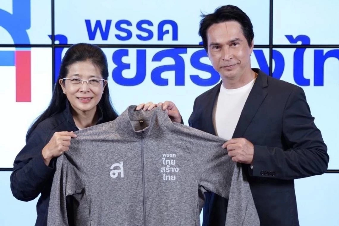 จอนนี่ แอนโฟเน่ จากดารารุ่นใหญ่ สู่บทบาทนักการเมือง สมาชิกพรรคไทยสร้างไทย