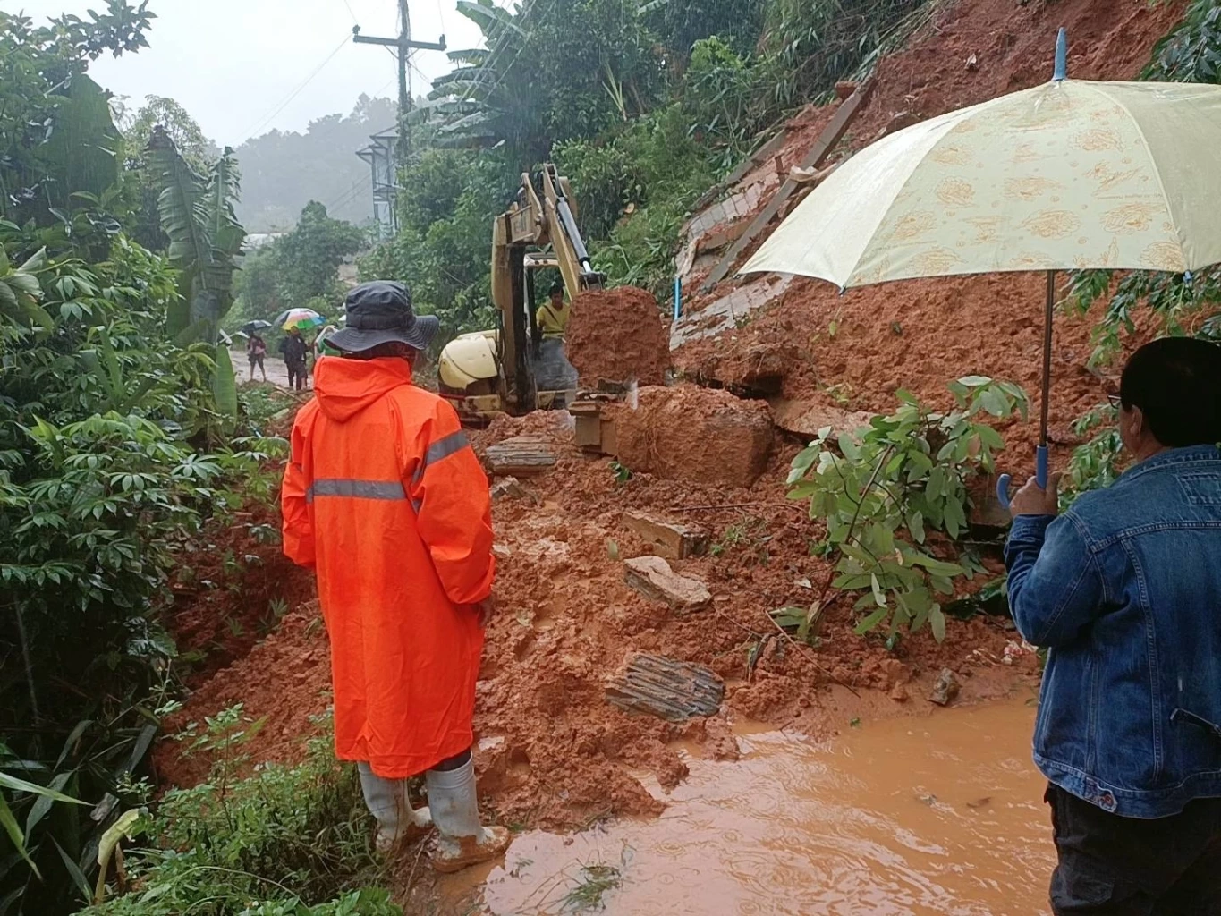 ฝนตกต่อเนื่องดินสไลด์ถล่มบ้านห้วยน้ำขุ่น ปิดทางเข้า-ออก เร่งช่วยเหลือ
