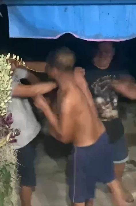 ออกหมายจับ 2 คนร้าย ชักอาวุธปืนกระหน่ำยิง "คู่อริดับ" ส่วนพ่อบาดเจ็บ