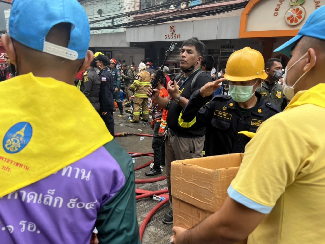 "ทหารรักษาพระองค์" เข้าช่วยเจ้าหน้าที่ควบคุมเพลิงเหตุ "ไฟไหม้สำเพ็ง"