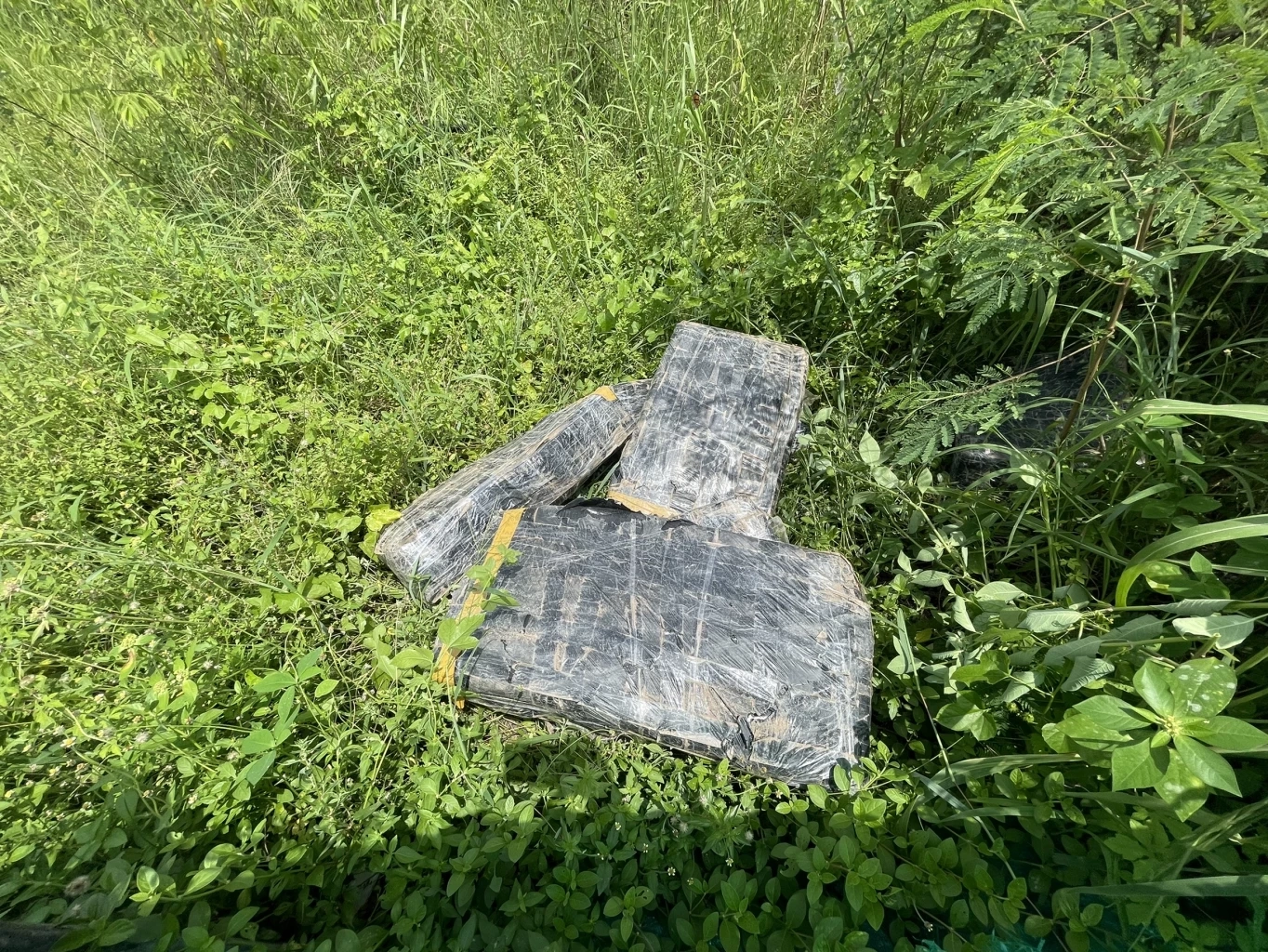 ผู้การสระบุรี สั่งล่าสองผัวเมีย สวมบทกู้ภัยขนยา 2.4 ล้านเม็ด ก่อนทิ้งรถหนี