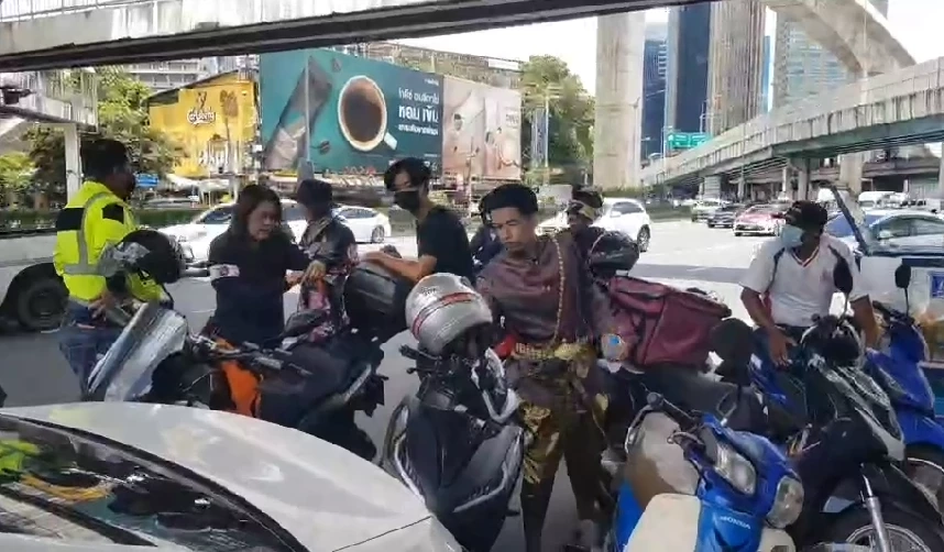  นายธนเดช ศรีสงคราม หรือ ม่อน อาชีวะ