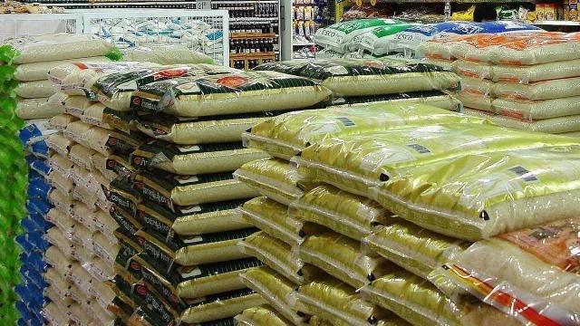 "ไทยสร้างไทย" แฉ มีไอ้โม่งได้ประโยชน์จากราคาข้าวถุงแพงขึ้น 30 บาทต่อถุง