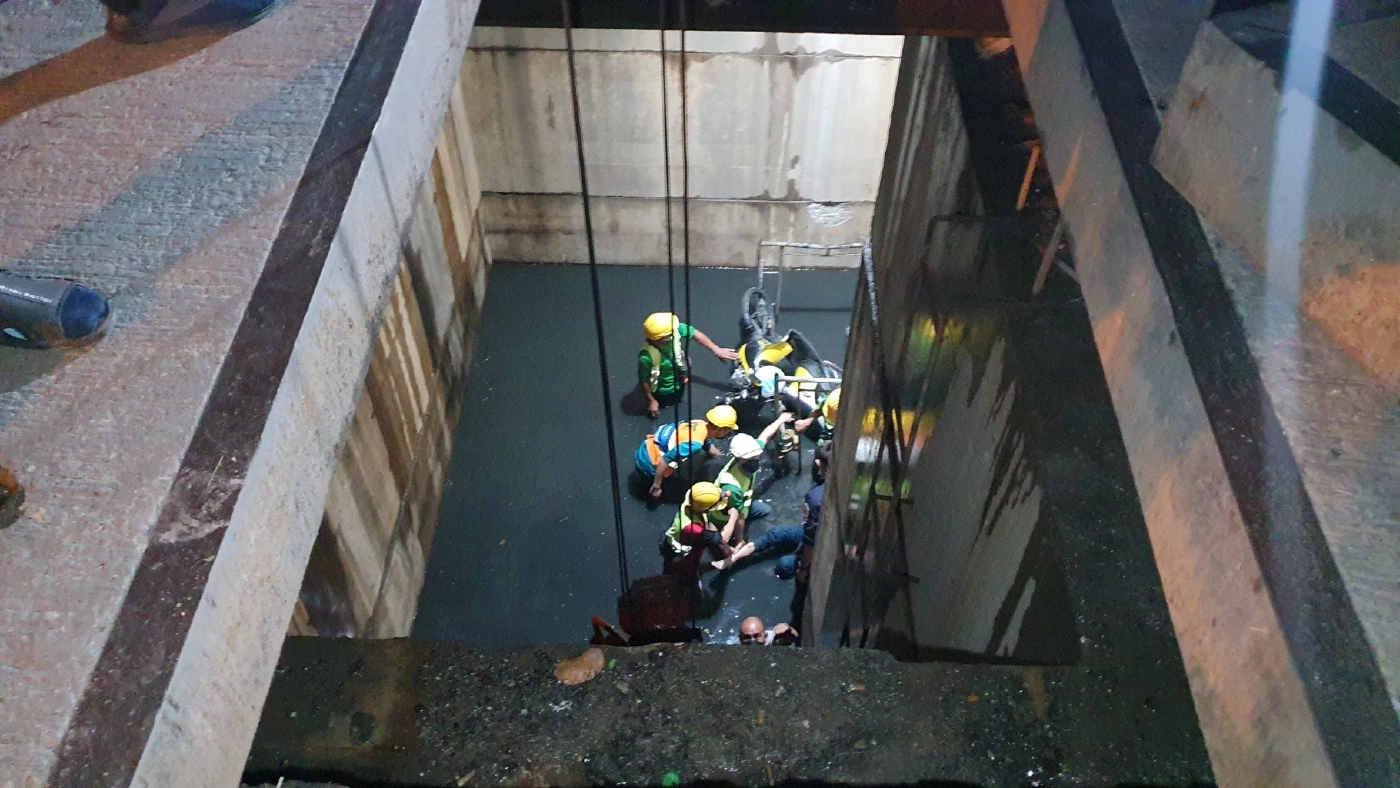 หนุ่มมหาสารคาม พลาดท่า !  ซิ่ง จยย. ย้อนศร ตกบ่อพักสายไฟฟ้า ลึก 7 เมตร