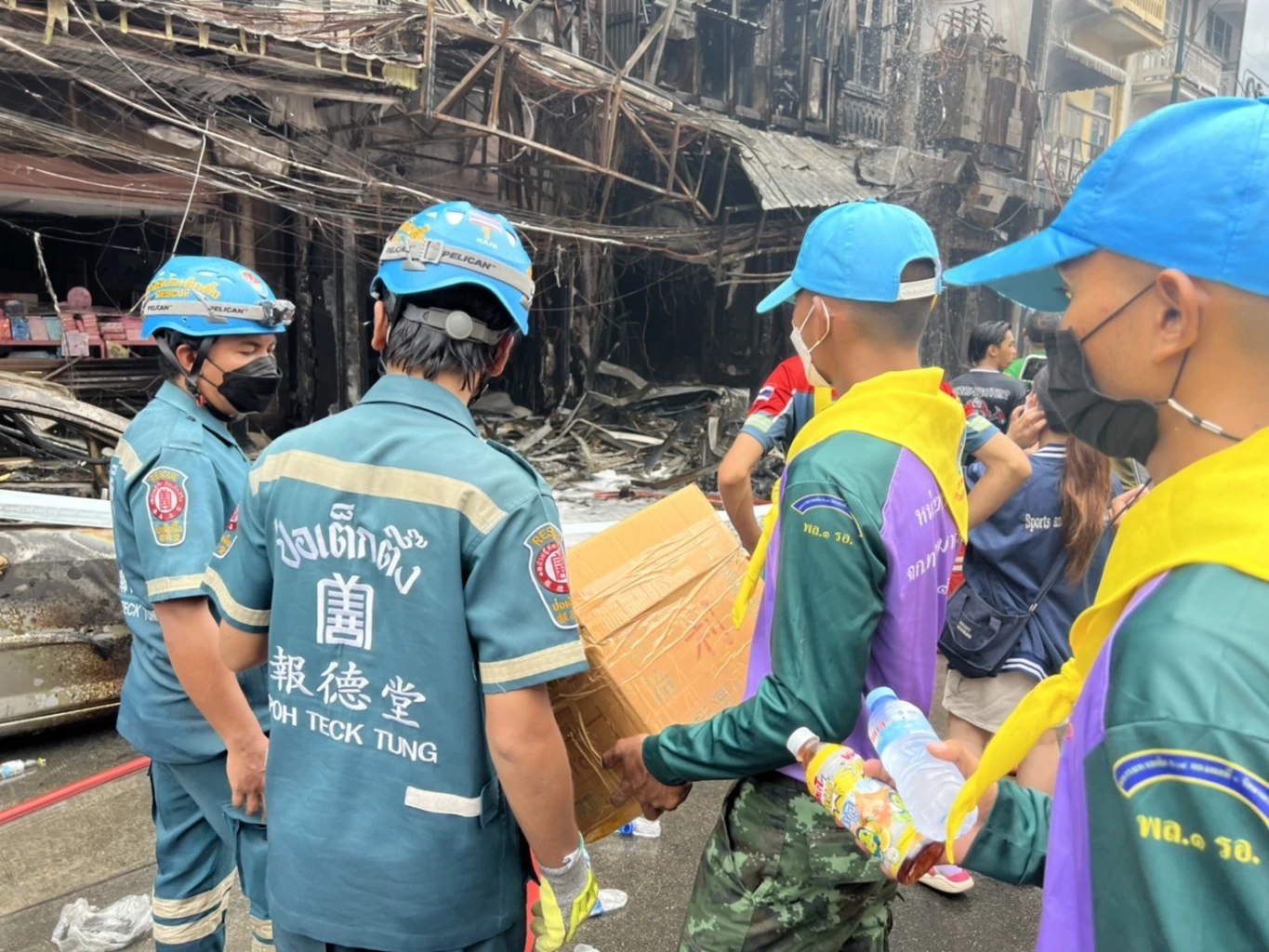 "ทหารรักษาพระองค์" เข้าช่วยเจ้าหน้าที่ควบคุมเพลิงเหตุ "ไฟไหม้สำเพ็ง"