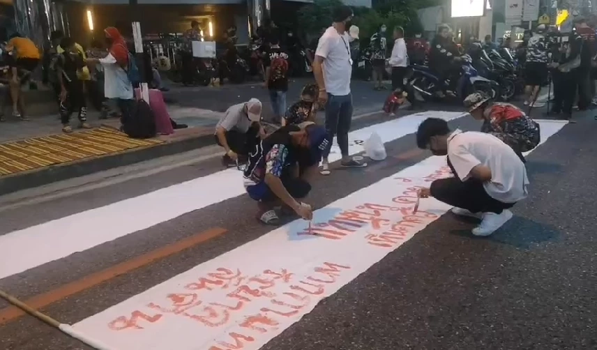 ม็อบทะลุแก๊ซสามเหลี่ยมดินแดงวันที่ 4 สุดจืด เขียนป้ายไล่ "บิ๊กตู่" ไร้ปะทะ