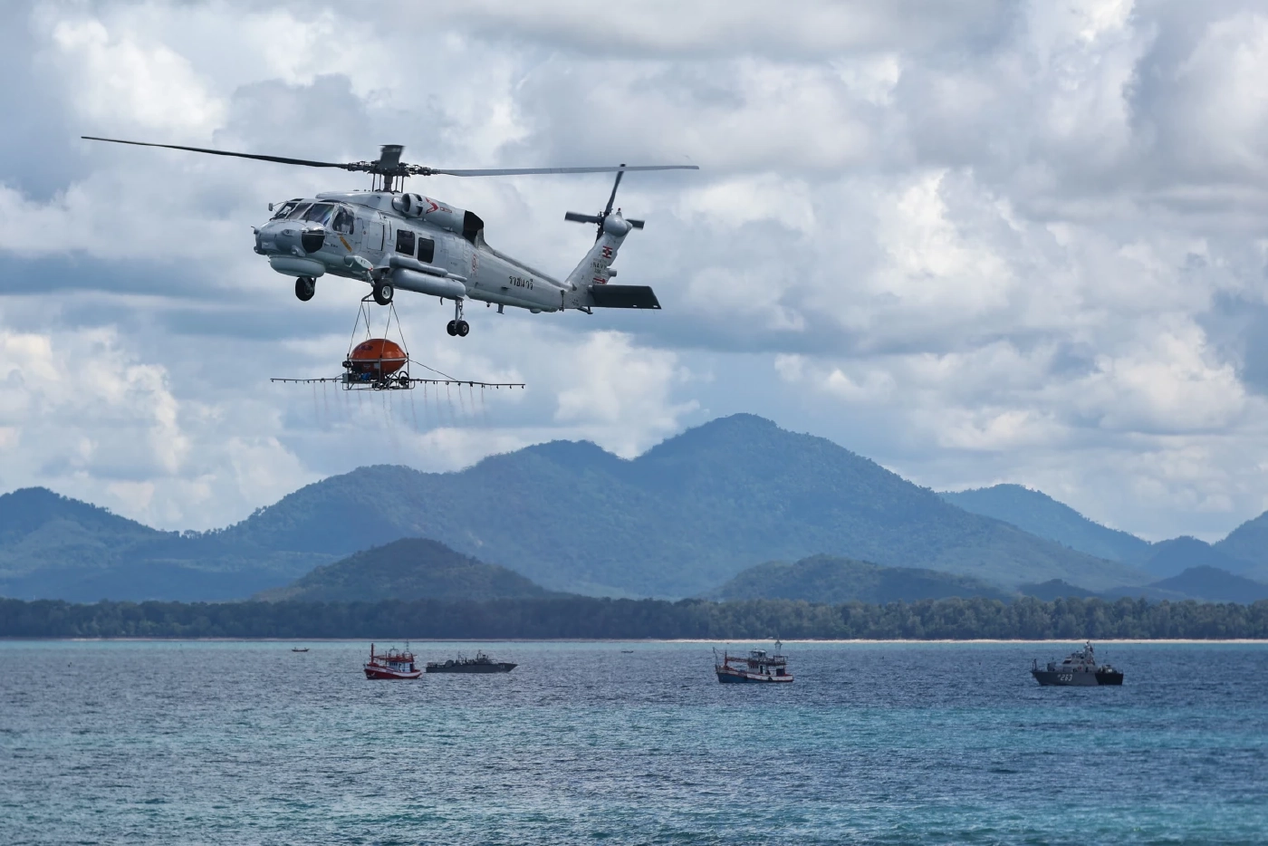 กองทัพเรือ ฝึกปฎิบัติการช่วยเหลือประชาชน ถอดบทเรียน “น้ำมันรั่ว”