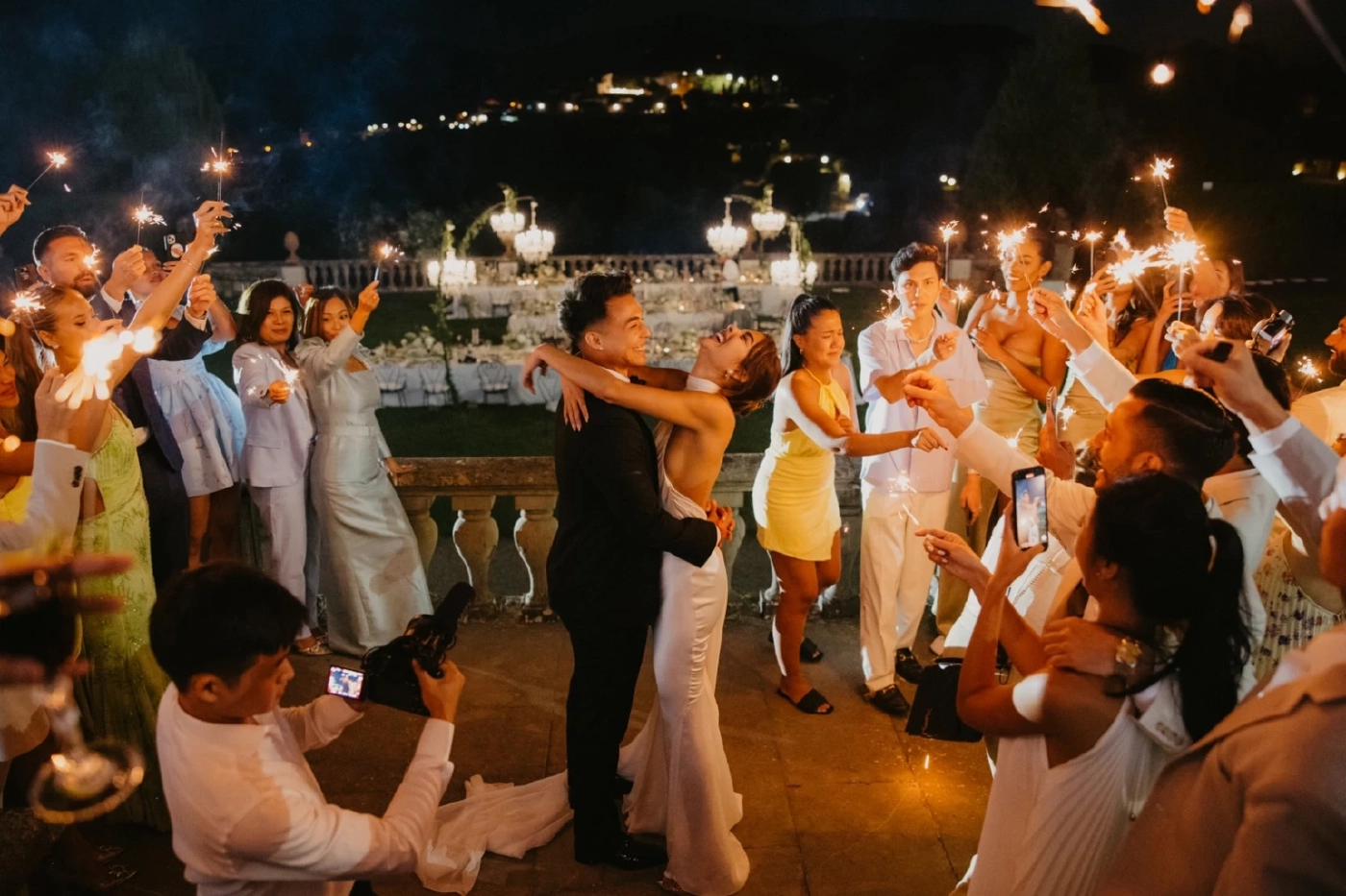 เผยโมเมนต์หวาน ชาริล ชัปปุยส์ จูงมือ เฮเลน่า บุช เข้าพิธีวิวาห์ที่อิตาลี