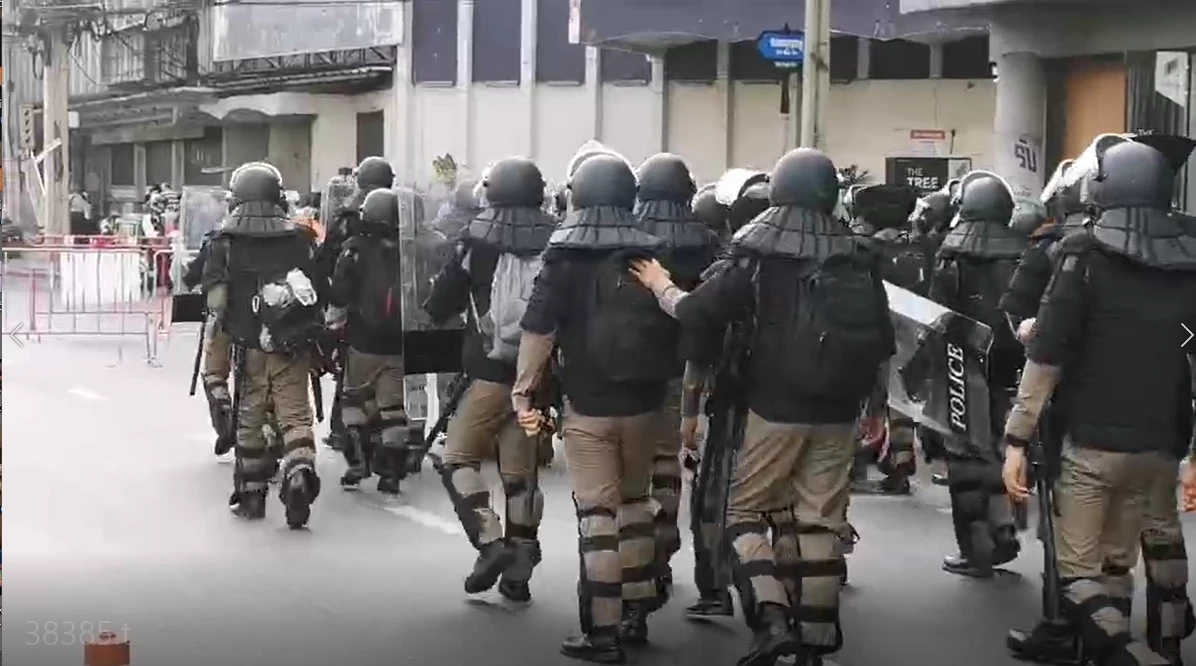 สรุปไทม์ไลน์ "ม็อบดินแดง" แกงตำรวจ สุดท้ายถูกสกัดไม่ถึงบ้านนายกฯ