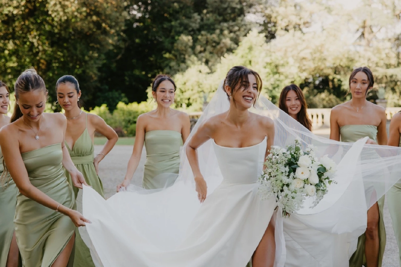 เผยโมเมนต์หวาน ชาริล ชัปปุยส์ จูงมือ เฮเลน่า บุช เข้าพิธีวิวาห์ที่อิตาลี