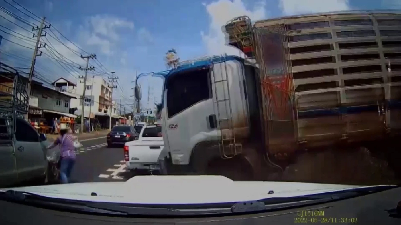 วินาทีเฉียดตาย! สิบล้อข้ามเกาะกลางหวิดชนแม่ค้า