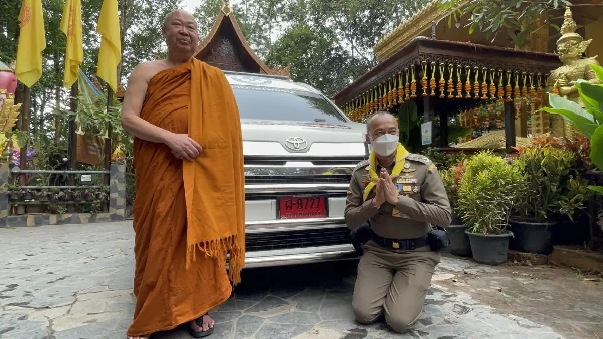 ผู้ช่วย ผบ.ตร.นำคณะถวายรถพยาบาล เนื่องในวันเฉลิมพระชนมพรรษาพระบรมราชินี