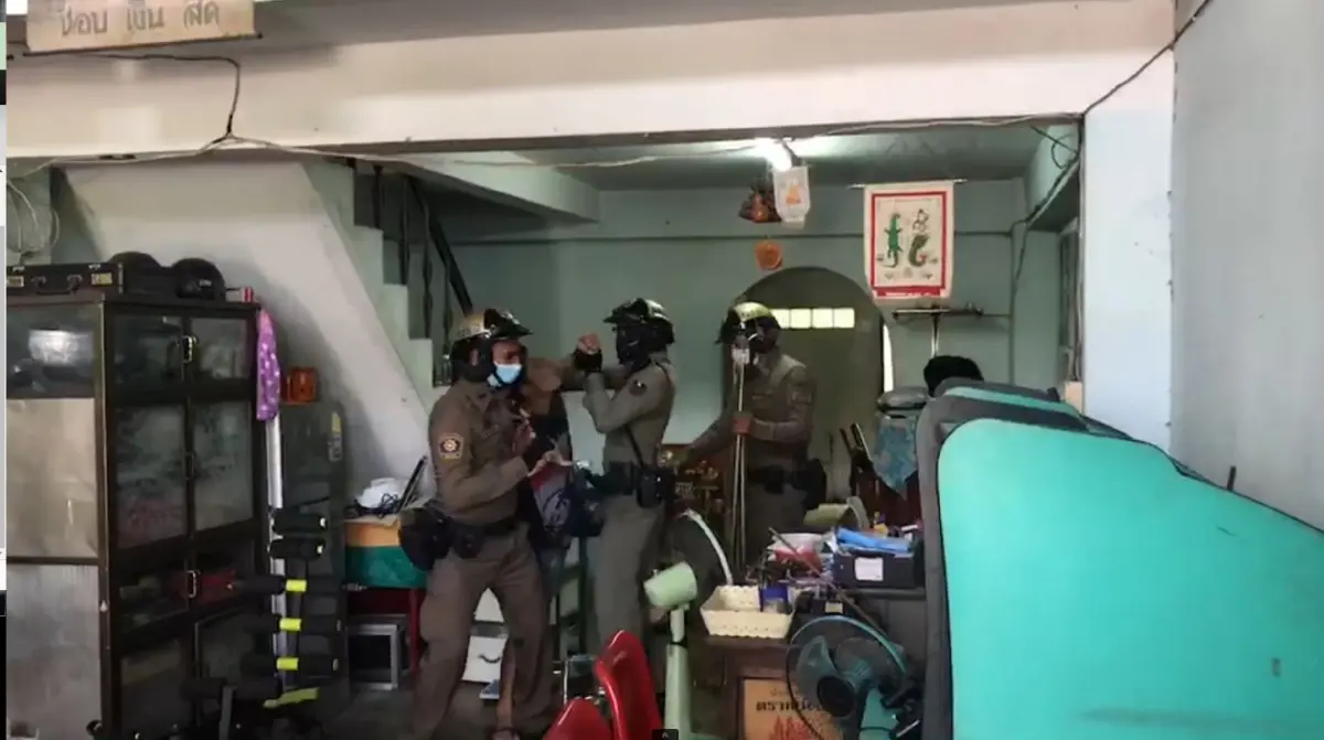 สยบคลั่ง ล้อมจับหนุ่มหลอนยา ขู่เผาบ้านตัวเอง
