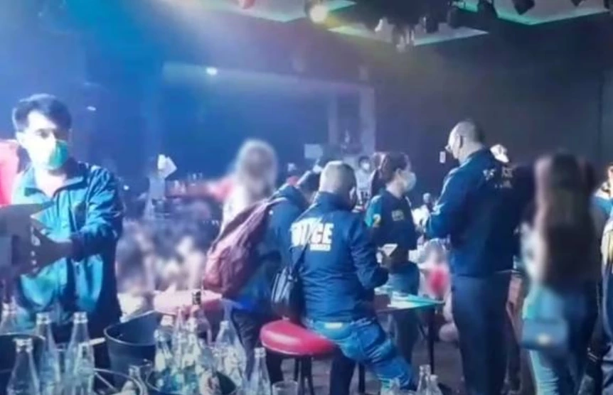 อีกแล้ว จับสถานบันเทิงย่านท่าข้ามเปิดเกินเวลา พบนักเที่ยวมีสารเสพติด 63 คน