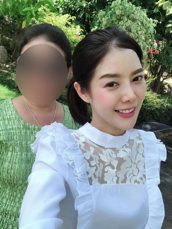 ทำความรู้จัก &quot;ติ๊ก ณัฐฐิญา&quot; เจ้าสาวป้ายแดง &quot;โอ๊ค&quot; สวยเก่งไม่ธรรมดา 