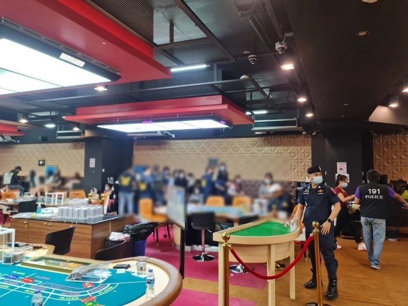 "อัจฉริยะ" ฟุ้งผลงาน ตร.จับบ่อนใหญ่รัชดา ยึดเงินสด 4 ล้าน ที่แท้เป็นคนแจ้งเอง 