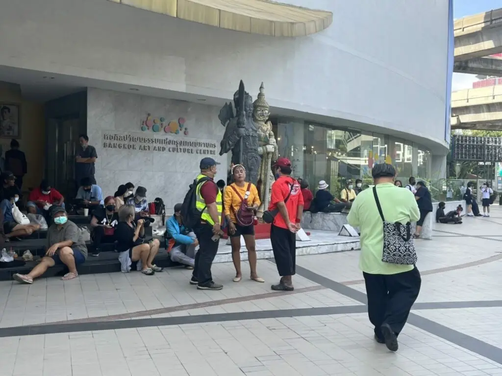 ตำรวจจัดรถจีโน่ต้อนรับม็อบ "เดินไล่ตู่ 2" พบยังไม่มีการปะทะแต่อย่างใด