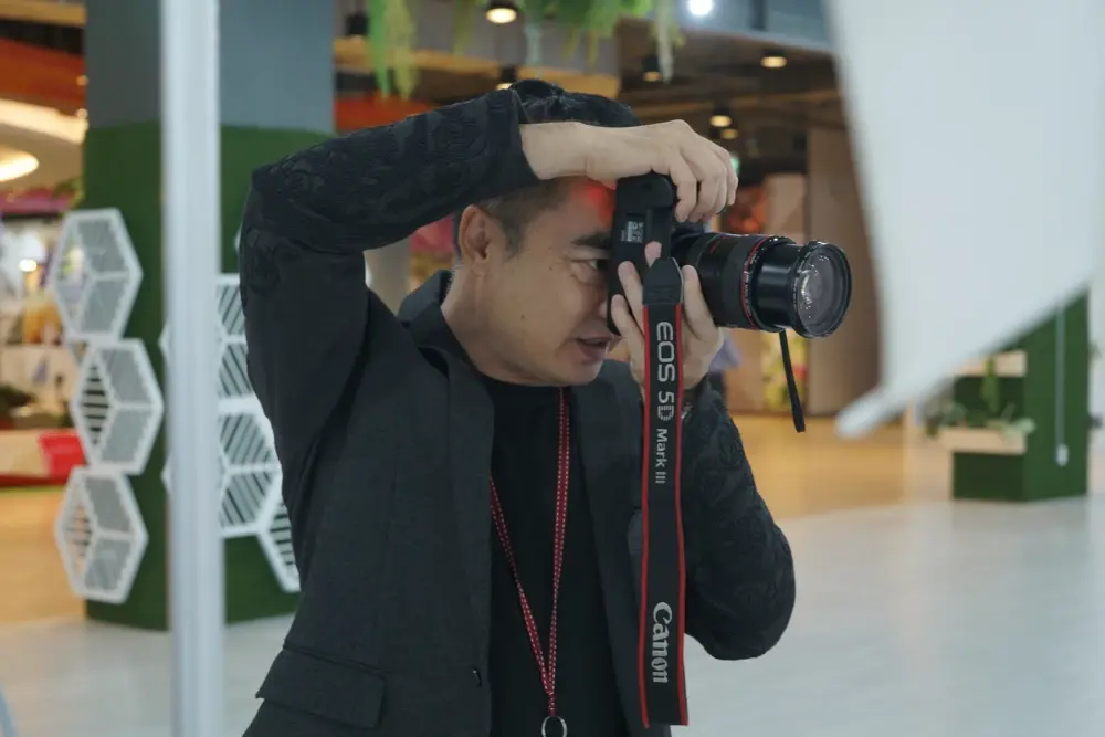 ช่างภาพแฟชั่นชื่อดัง “ใหญ่ อมาตย์” เข้าพิธีอุปสมบท คนบันเทิงร่วมอนุโมทนา