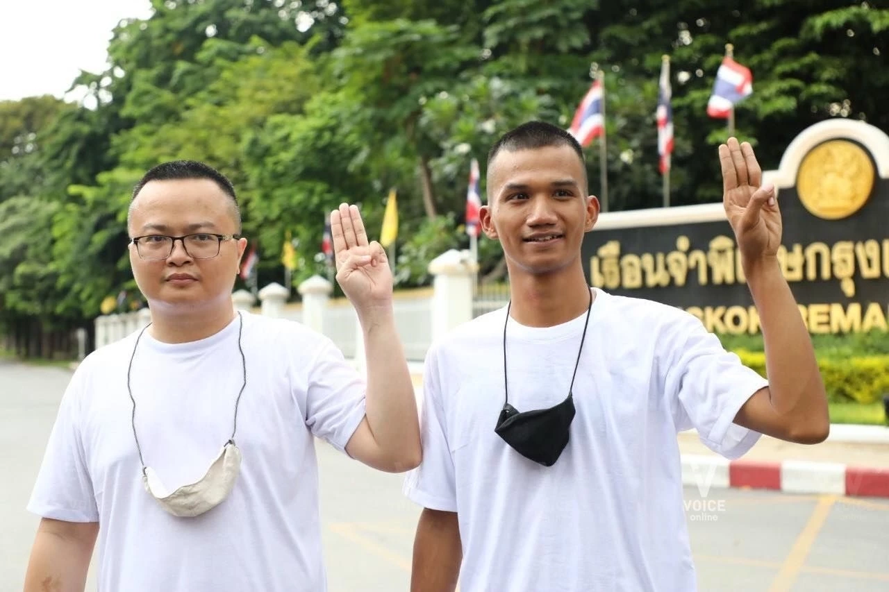 นายอานนท์ นำภา และ ไมค์ ระยอง เมื่อครั้งได้รับการปล่อยตัวพร้อมกัน