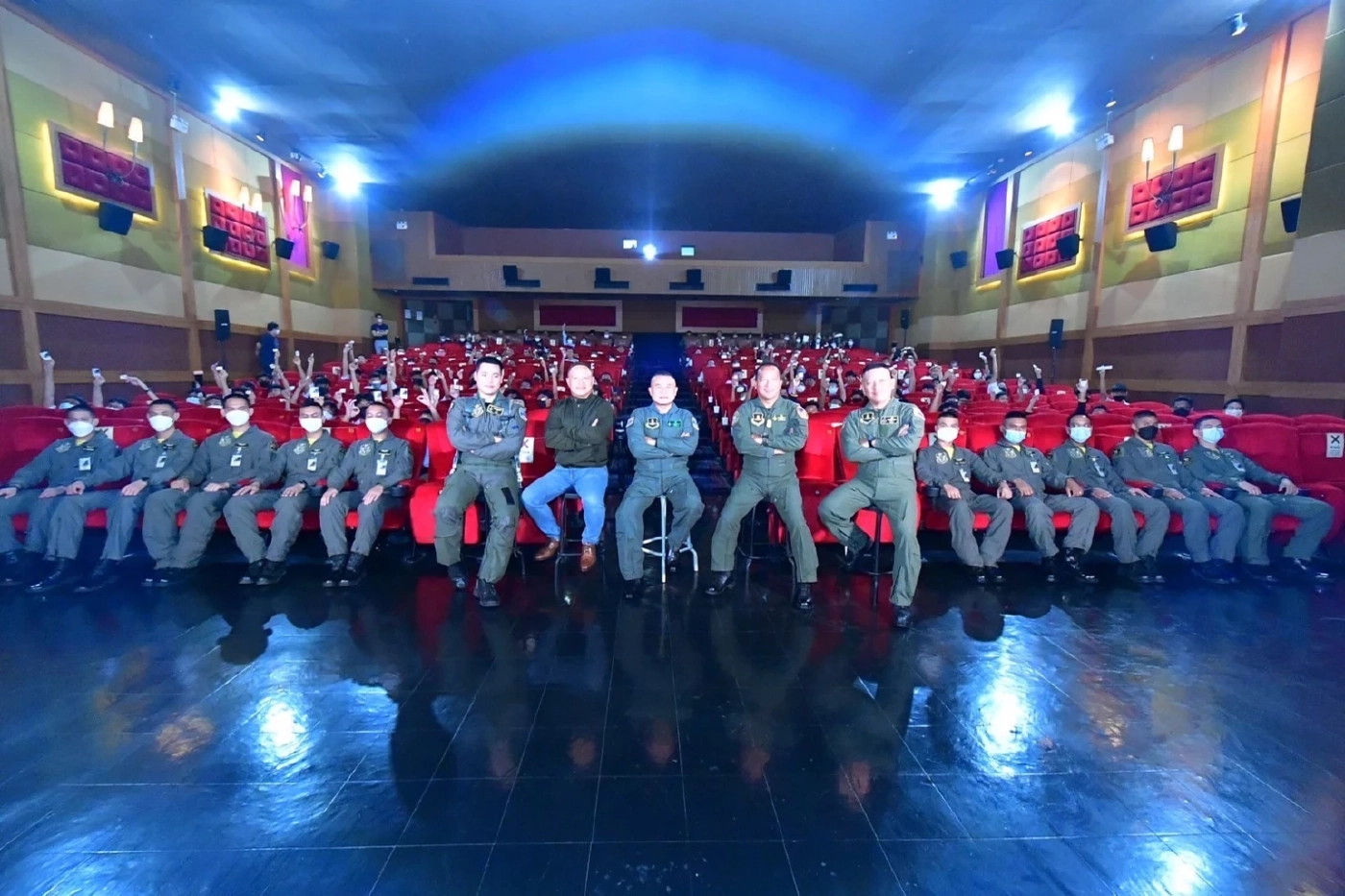 “เสธ. ทอ.” นำเยาวชนชมภาพยนตร์ "ท็อปกัน 2"