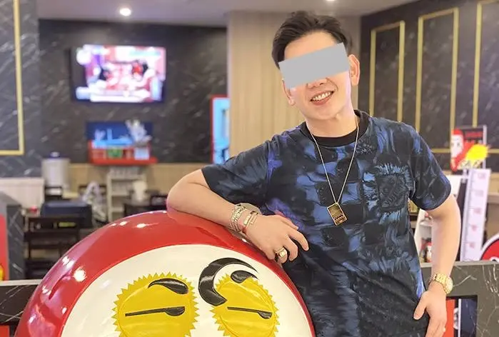 นายเมธา ชลิงสุข หรือ บอลนี่ เจ้าของดารุมะ ซูชิ