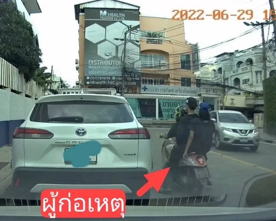 อุกอาจ 3 โจ๋ ควงมีดขู่ชิง พระเกี้ยว นักเรียนบดินทร์ เหยื่อฮึดสู้ ถูกชกหน้าบวม
