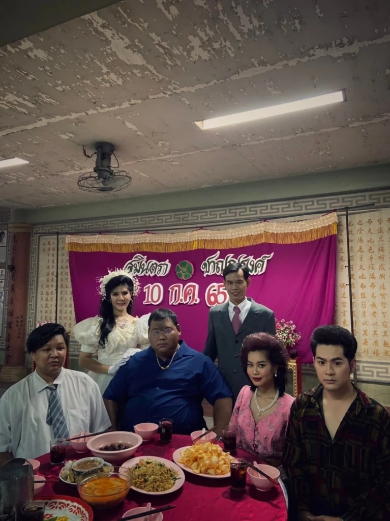 เทรนด์ใหม่! "คู่บ่าวสาว" โชว์ภาพพรีเวดดิ้งย้อนยุคสไตล์ 80 เลียนแบบคุณแม่