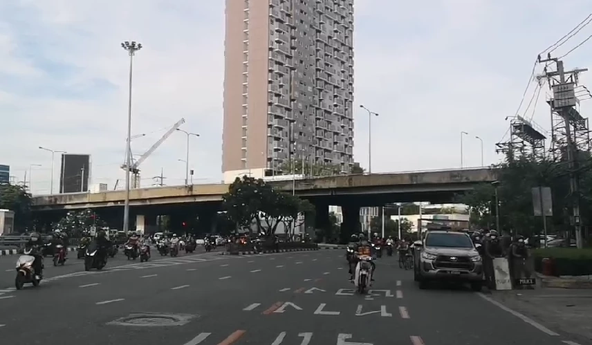 ม็อบทะลุแก๊ซสามเหลี่ยมดินแดงวันที่ 4 สุดจืด เขียนป้ายไล่ "บิ๊กตู่" ไร้ปะทะ