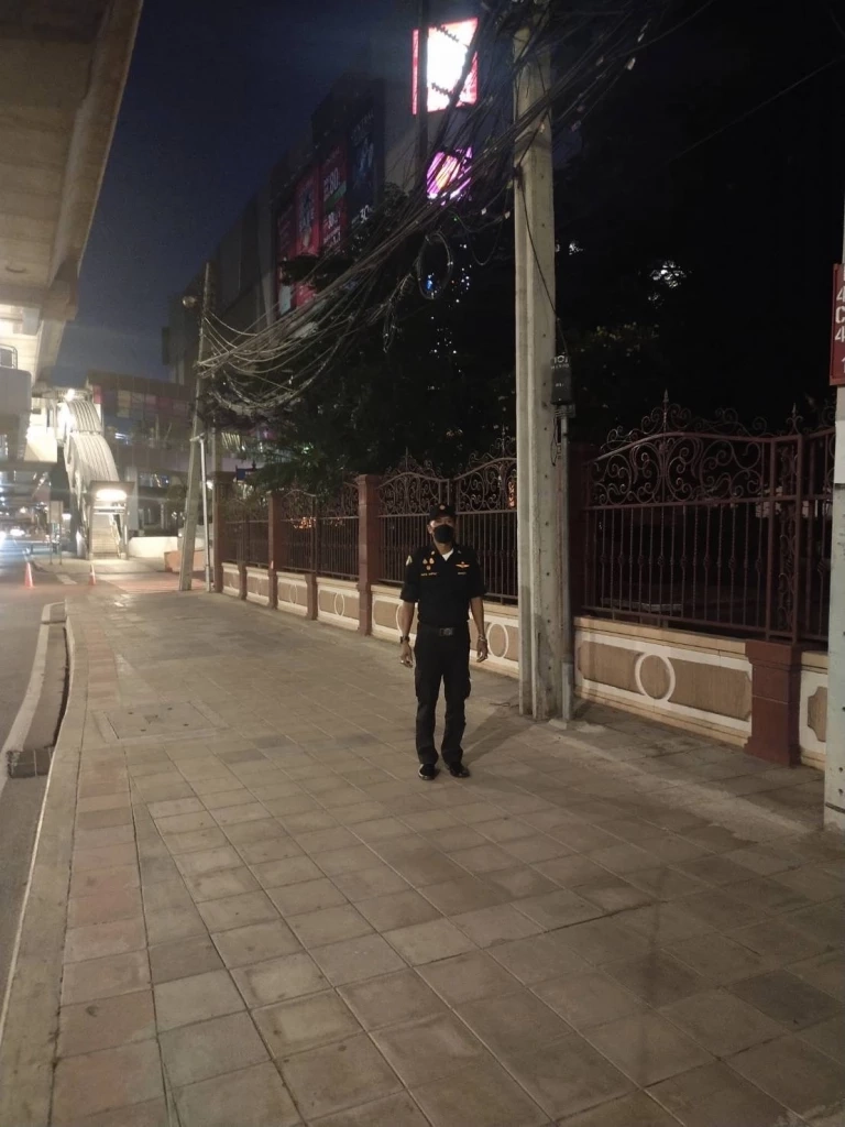 ผอ.เขตจตุจักร สั่งตัดต้นไม้บังทาง-จัดชุดสายตรวจร่วมป้องกันเหตุซ้ำรอย