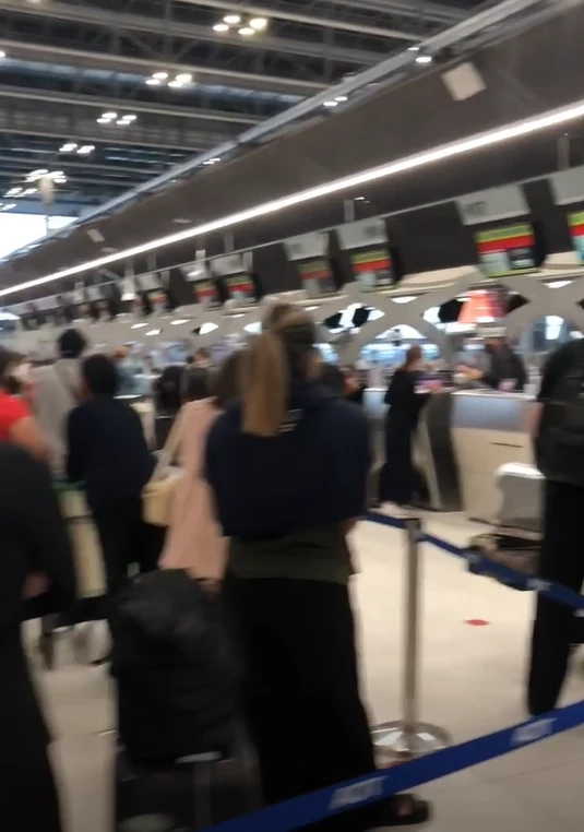 ภาพผู้โดยสารจำนวนมากรอที่เคาท์เตอร์เช็กอินสายการบินดัง