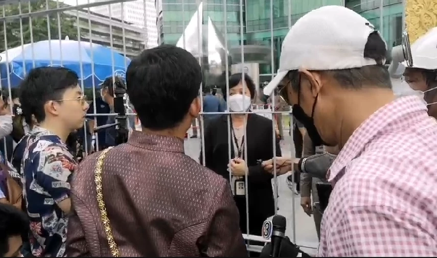 ตัวแทนกระทรวงพลังงานเข้ารับข้อร้องเรียนจากผู้ชุมนุม