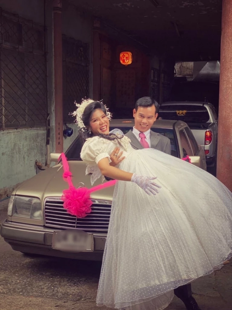 เทรนด์ใหม่! "คู่บ่าวสาว" โชว์ภาพพรีเวดดิ้งย้อนยุคสไตล์ 80 เลียนแบบคุณแม่