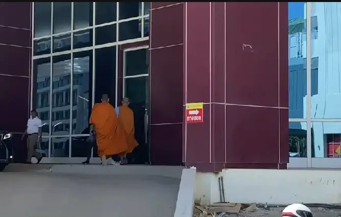 พระดอน เข้าพบตร.ปปป. รับทราบข้อหา“รับของโจร” กรณีคนกลางรับเงินให้ สีกาตอง