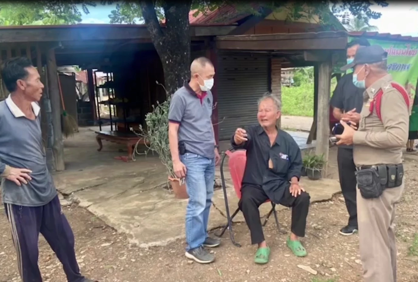 คุณลุงขายหวย แจ้งจับ 2 หนุ่มโหด ทำร้ายชิงเงินสด-แผงค้าสลากหลบหนี