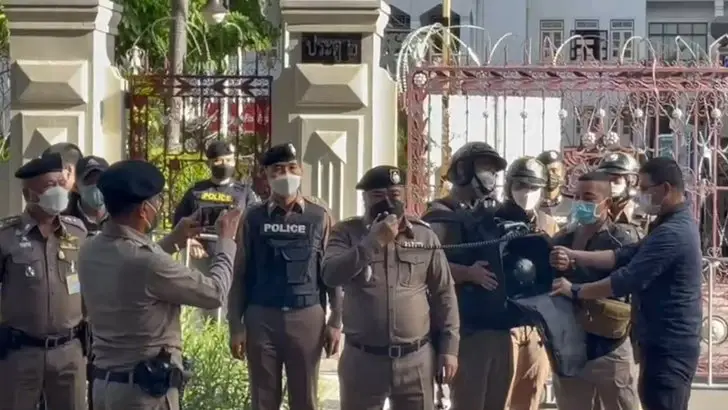 ตำรวจจัดรถจีโน่ต้อนรับม็อบ "เดินไล่ตู่ 2" พบยังไม่มีการปะทะแต่อย่างใด