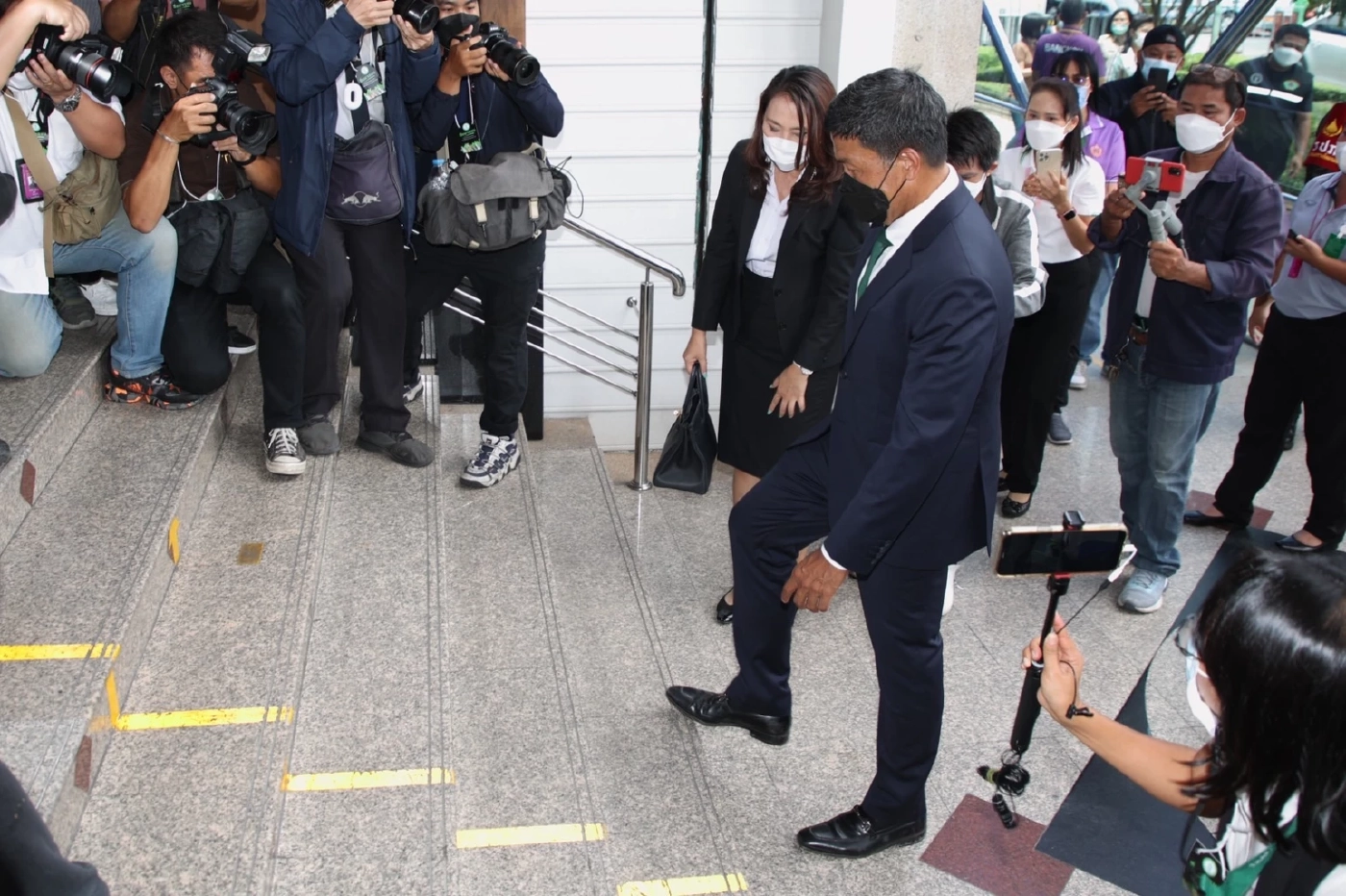 นายชัชชาติเหยียบก้าวแรกสู่ศาลาว่าการ กทม.