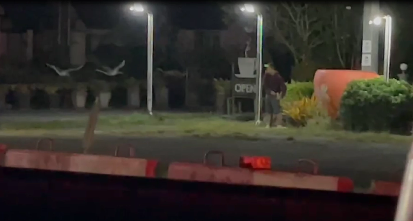 จับ "ลูกชาย" ผญบ.หลอน "ยาบ้า" ซิ่งเก๋งหนีข้ามจังหวัด พุ่งชนรถตราโล่พังเละ