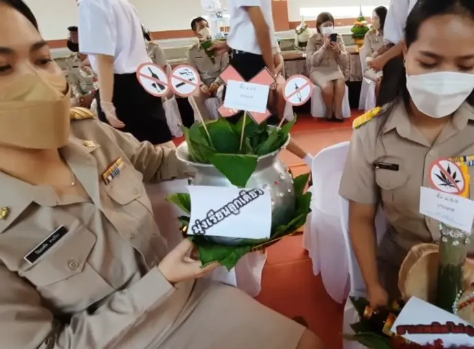 ฮือฮา! นักเรียนโชว์ทำพานไหว้ครู "ใบกัญชา-กระท่อม" ล้อกระแสสายเขียวฟีเวอร์ 