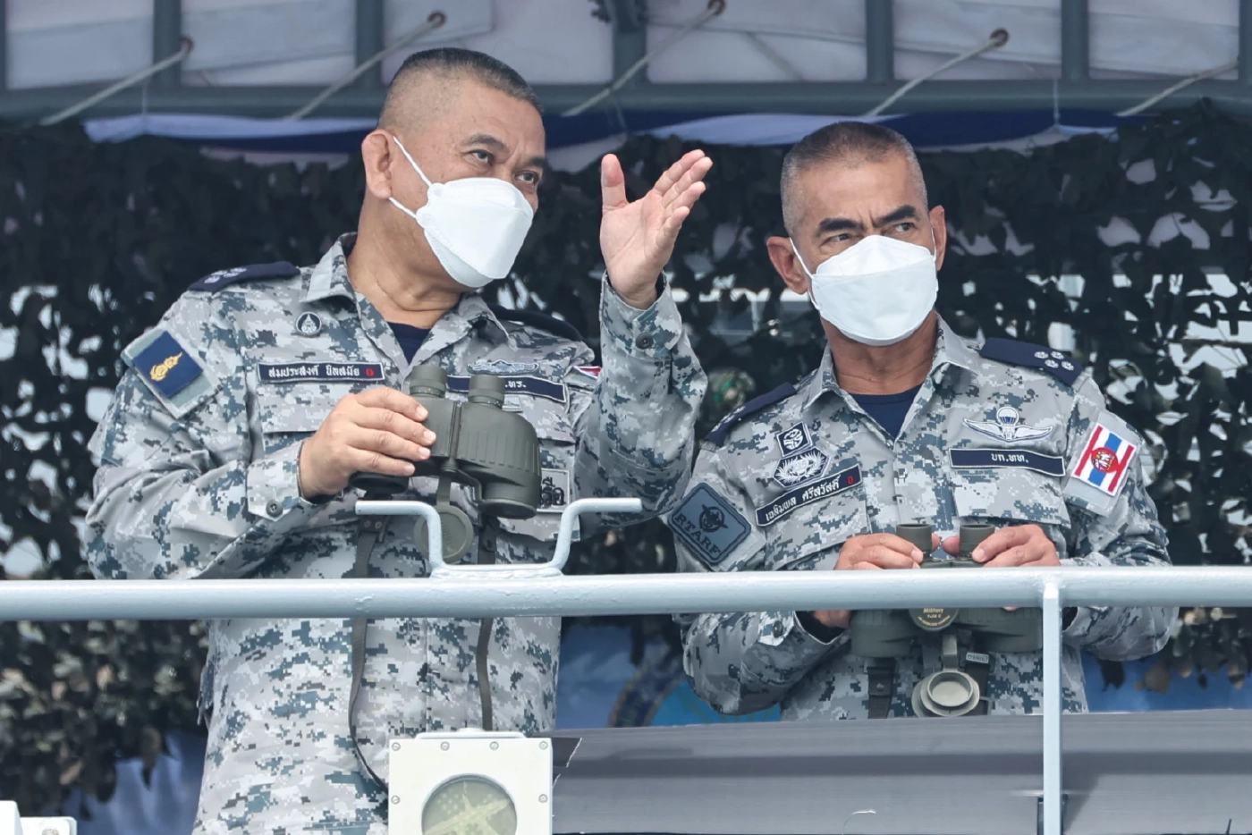 พลเรือเอก สมประสงค์ นิลสมัย ผู้บัญชาการทหารเรือ และ พลเอก เฉลิมพล ศรีสวัสดิ์ ผู้บัญชาการทหารสูงสุด 