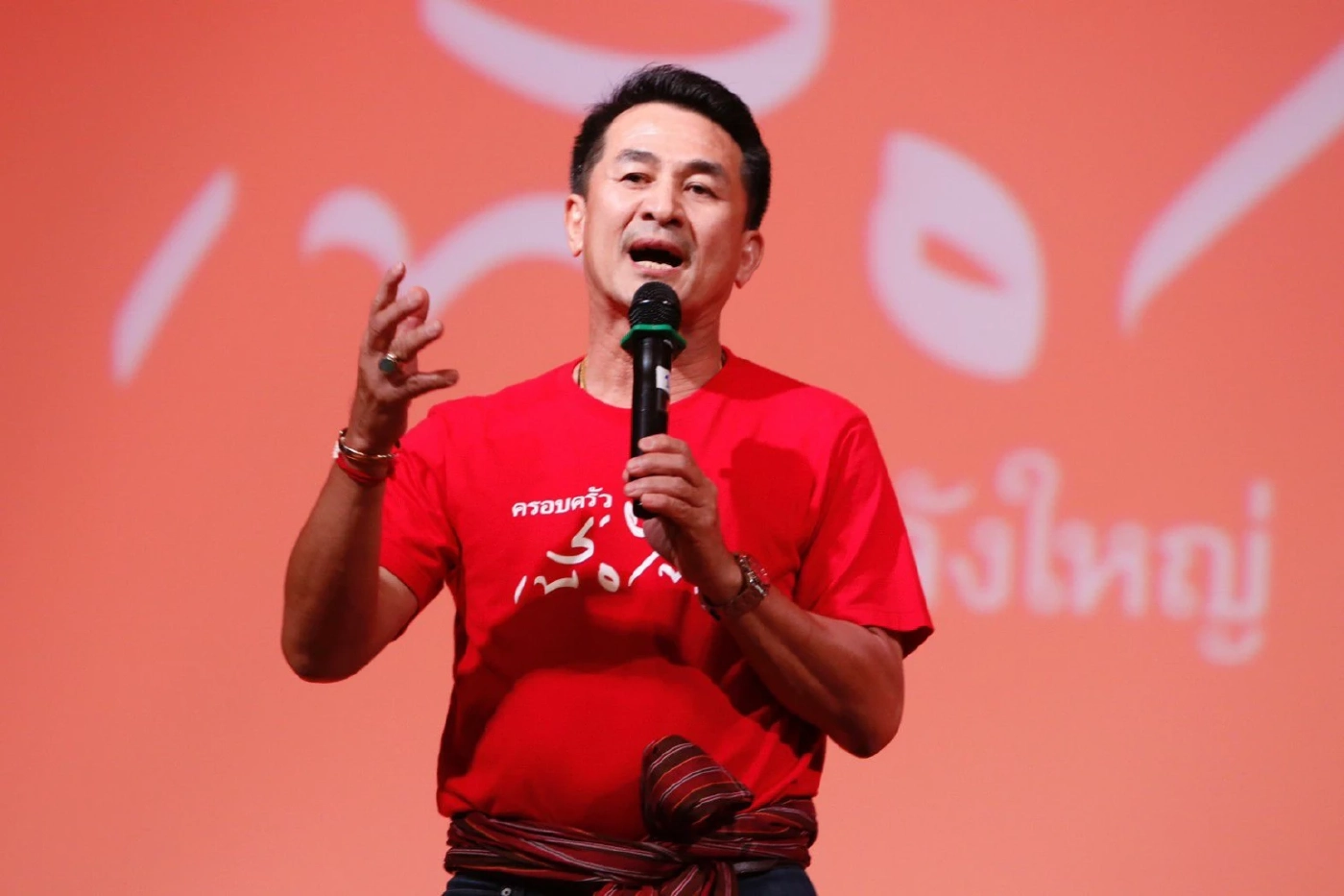 นพ.ชลน่าน ศรีแก้ว หัวหน้าพรรคเพื่อไทยและผู้นำฝ่ายค้านในสภาผู้แทนราษฎร