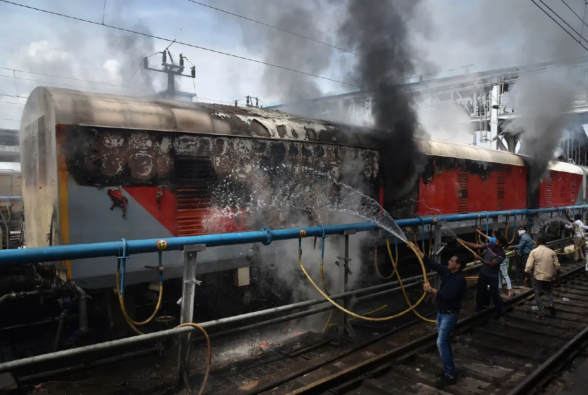 “อินเดีย” จลาจลเดือด เผารถไฟต้านกฎหมายเกณฑ์ทหารใหม่ ดับ 1 ราย