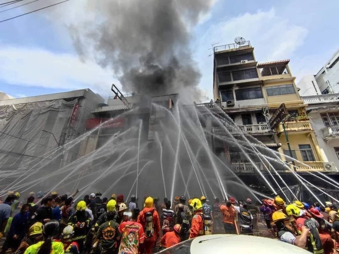 เพจดังหวัง "ชัชชาติ" แก้ปัญหา "คนสั่งการ" ล้อมคอกเหตุเพลิงไหม้สำเพ็ง 