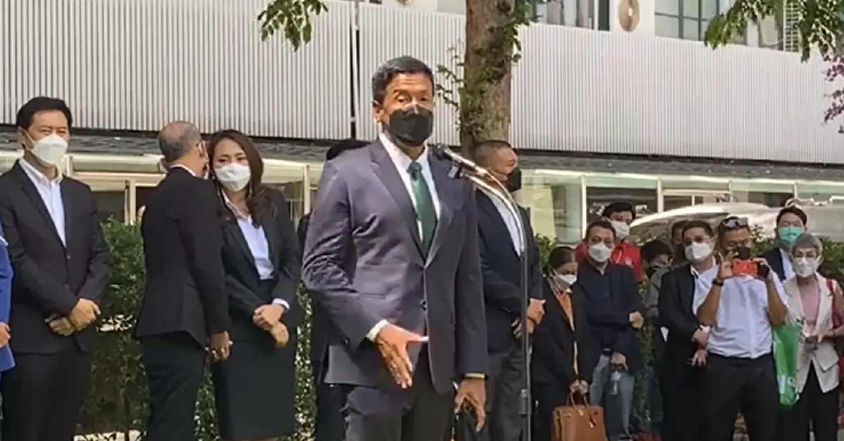 “ชัชชาติ” ฟีเวอร์ สาวๆ ข้าราชการกทม. แห่กรี๊ดยิ่งกว่าศิลปินเกาหลี